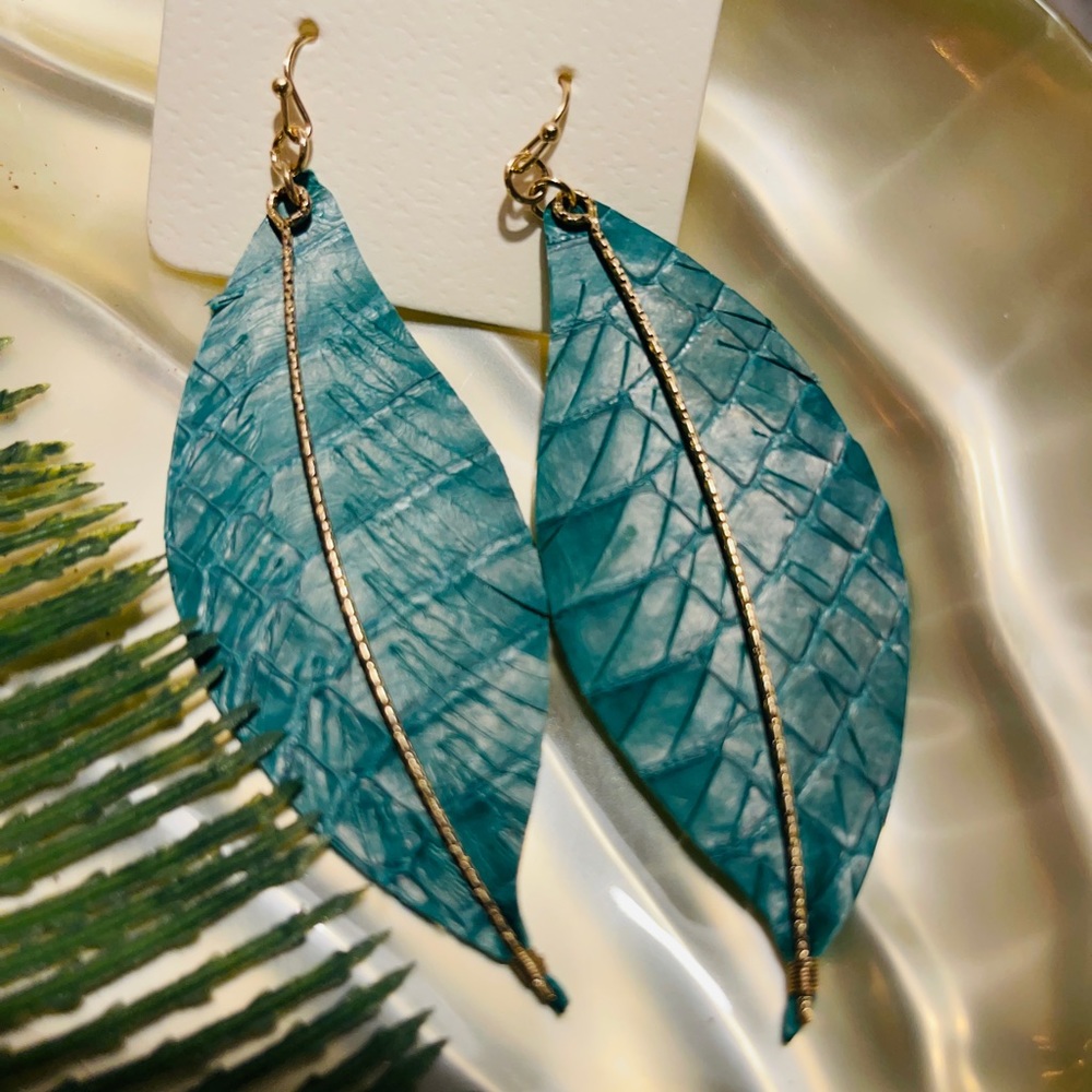 Earrings: emerald & gold 😍
